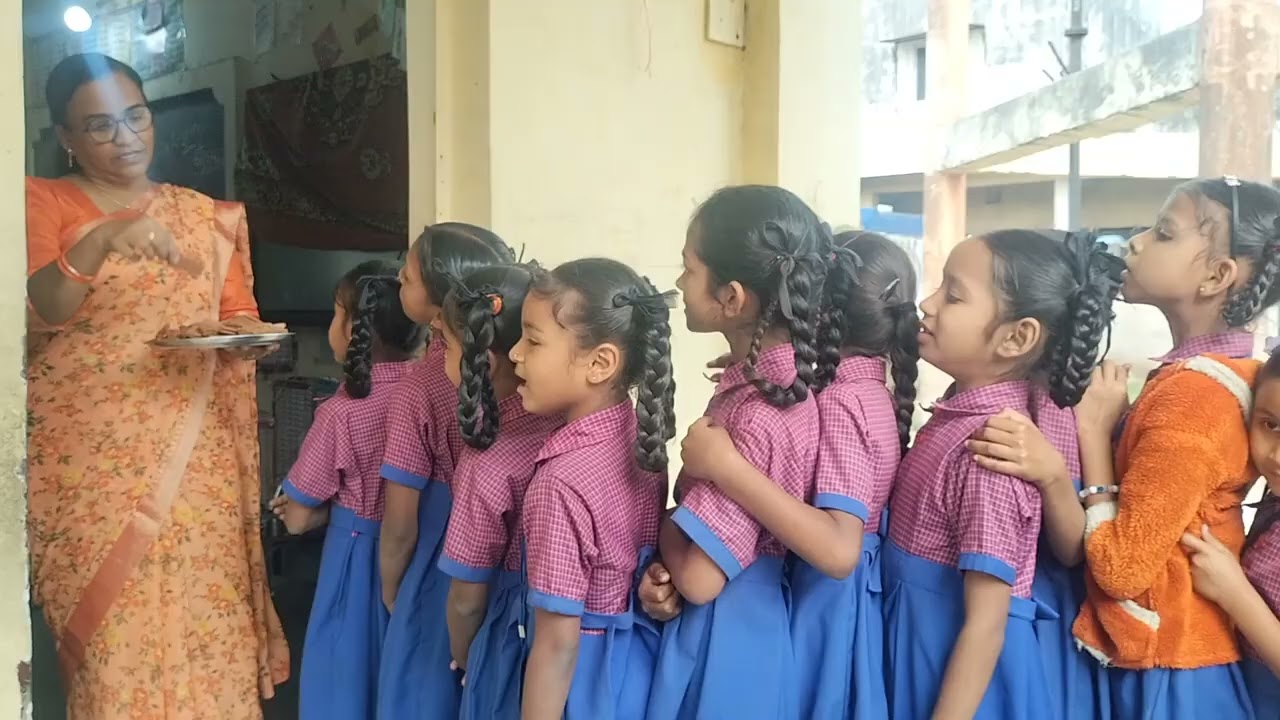 મોં મીઠું કરાવી આવકાર ની પ્રવૃત્તિ ધ નોરા પ્રાથમિક શાળા વડોદરા std -1/2