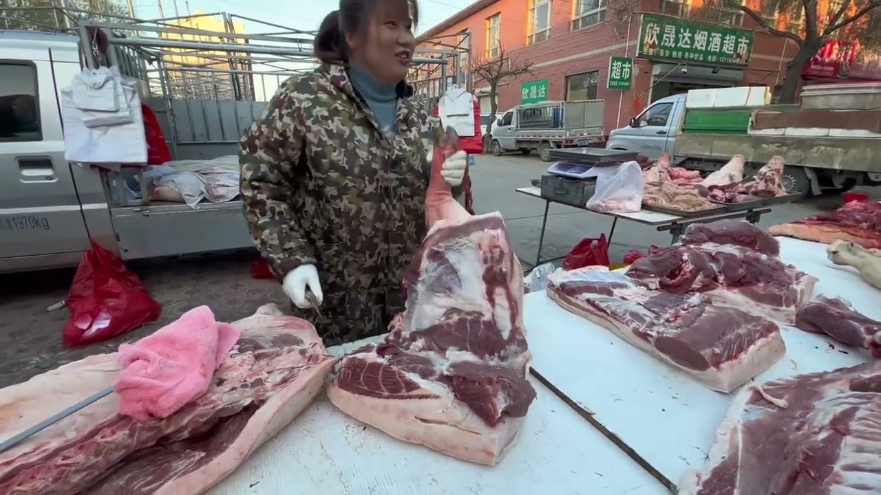 北京郊区大集卖猪肉，490斤大肥猪一会卖半头，这场面太好看