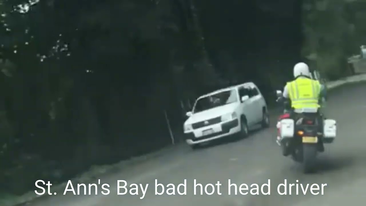Police chase driver in St Ann's Bay Jamaica, driver reverse run from police. driver run left police