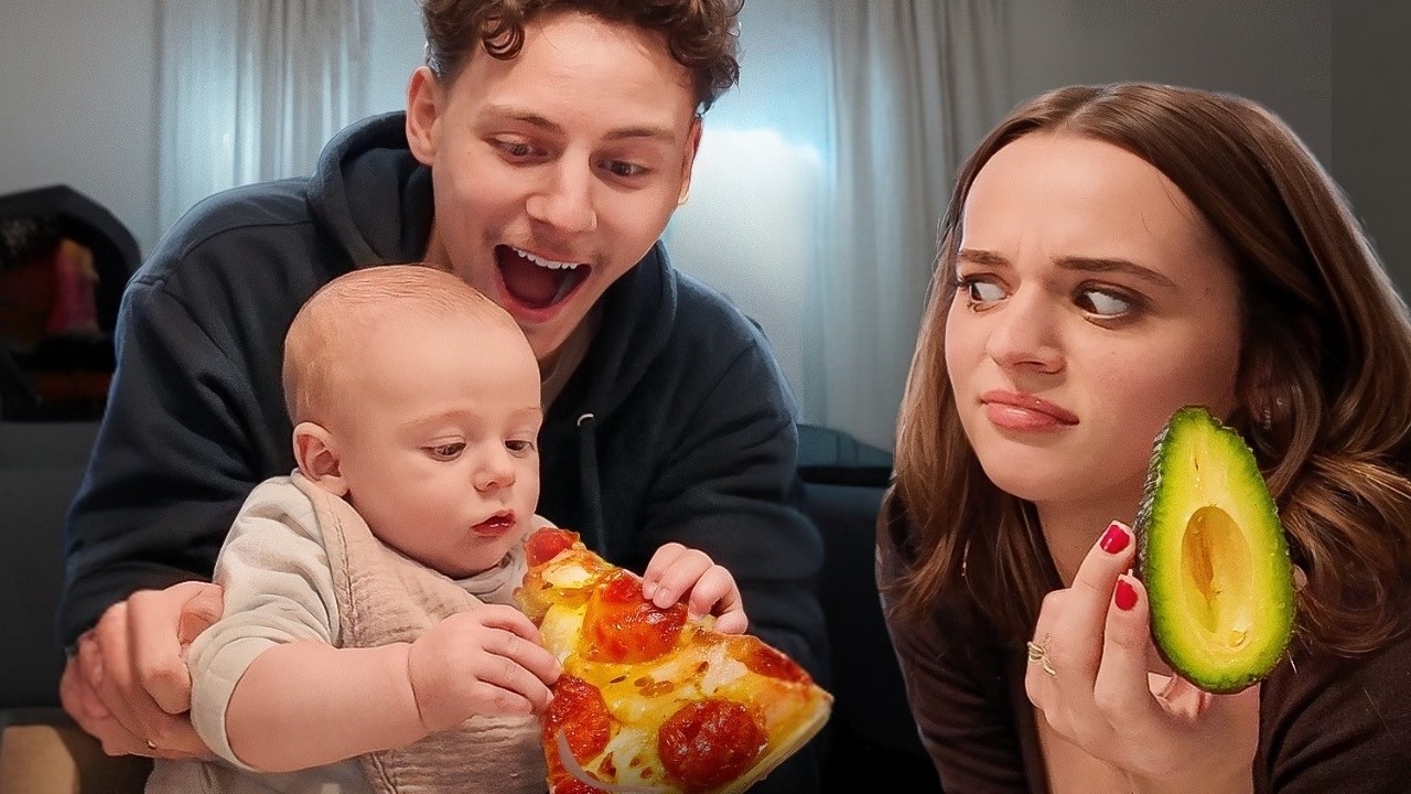 Впервые кормим нашего 5-месячного малыша пиццей!?🍕