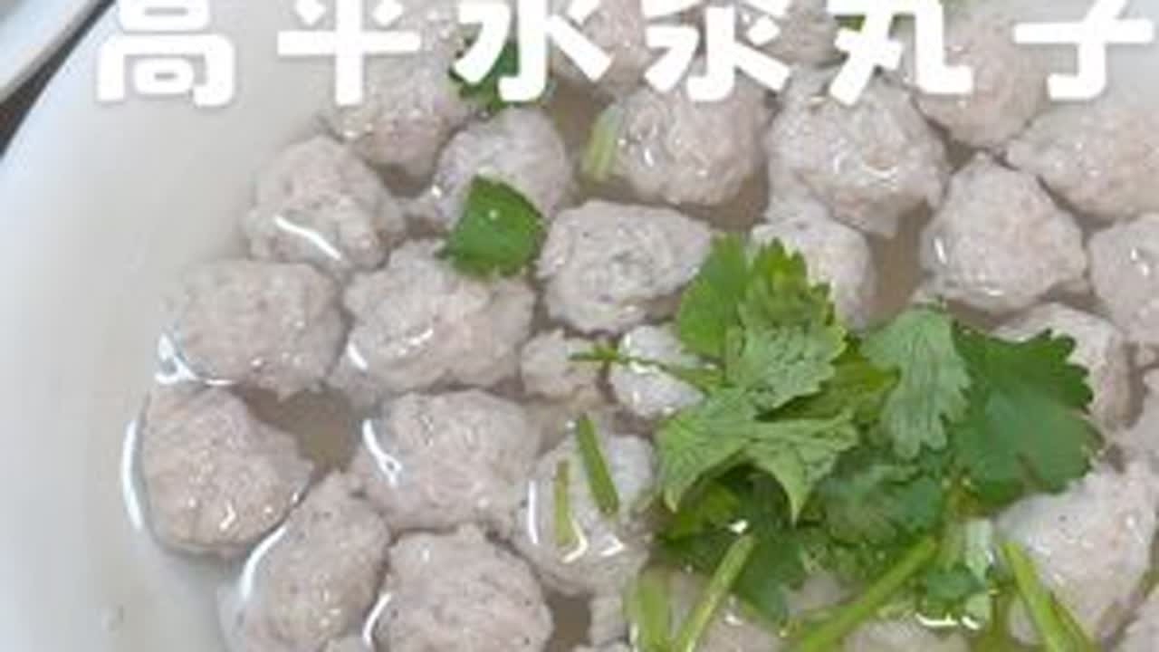 山西十强县高平人下午茶吃甚饭：水汆丸子（生汆丸子）川汤方便面 因为老叔的私聊，我驱车往返3小时再次打卡这家高平的老店，老叔想让我尝尝地道的高平风味：水汆丸子（山西晋东南美味），现场欣赏了制作工艺...