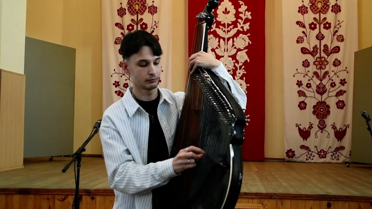 Фрагмент концерту до Дня Соборності України . ПНПУ імені В.Г.Короленка.Бандурист Віталій Дерев'янко.