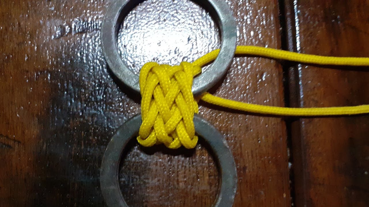 Unindo argola usando apenas os dedos.