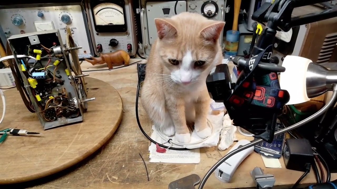 Видео № 17 о классическом ламповом радиоприемнике Addison 5 — Гудение победило