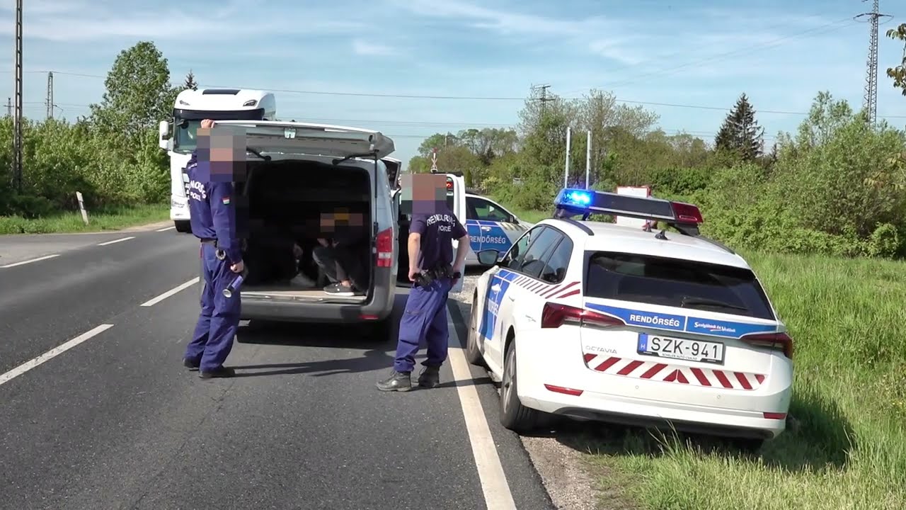 Nyolc menekült kuporgott a Mercedes  rakterében - újabb embercsempészt fogtak Szombathely határában