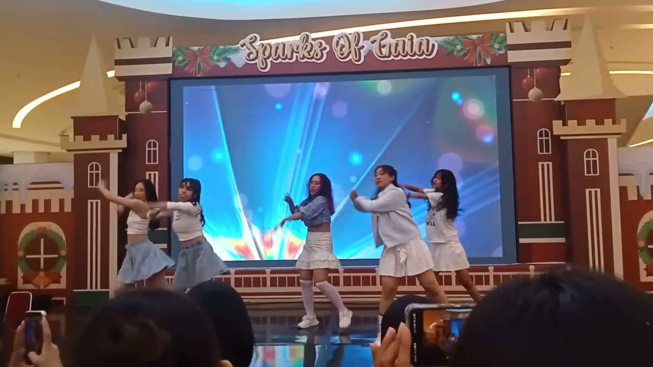 Acara k.pop hallyu power dance korea di center atrium gaia bumi raya city mall 