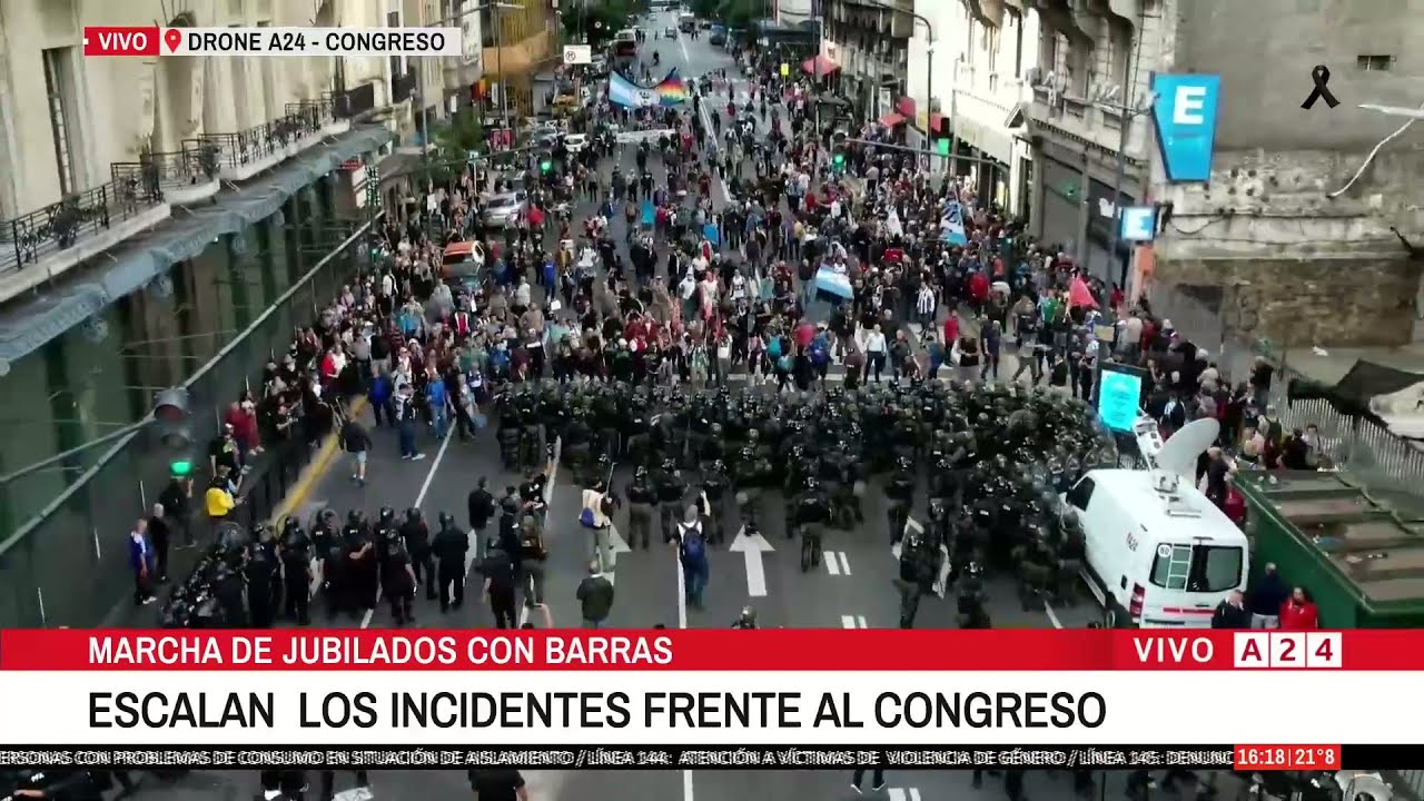 🚨MÁXIMA TENSIÓN EN LA MARCHA: CAMIONES HIDRANTES, GASES Y VARIOS DETENIDOS