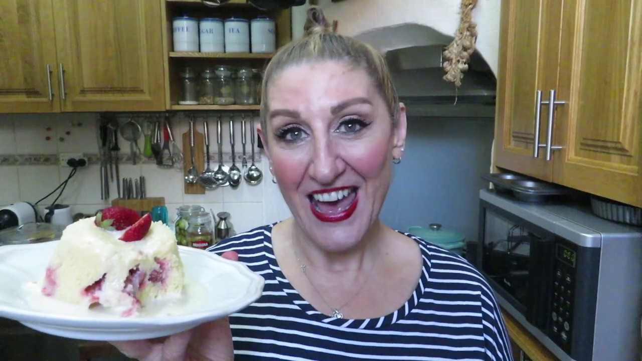 How to make a keto vanilla strawberry mug cake in less than 2 min