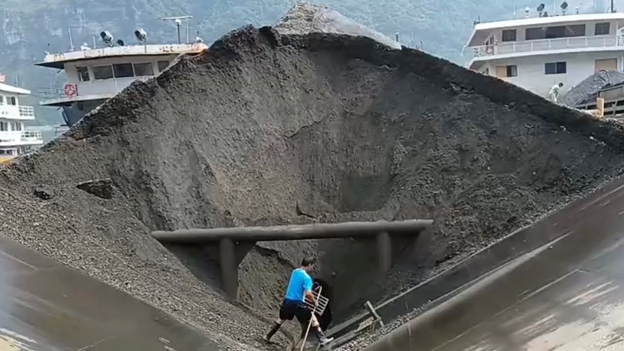 Barge Unloading 3600 tons of alluvial sand!  The flow of sand makes you relax