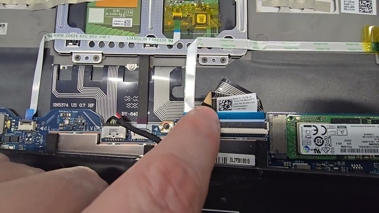 Сборка Lenovo Yoga ужасна. Кабель для подключения клавиатуры — сплошной беспорядок.