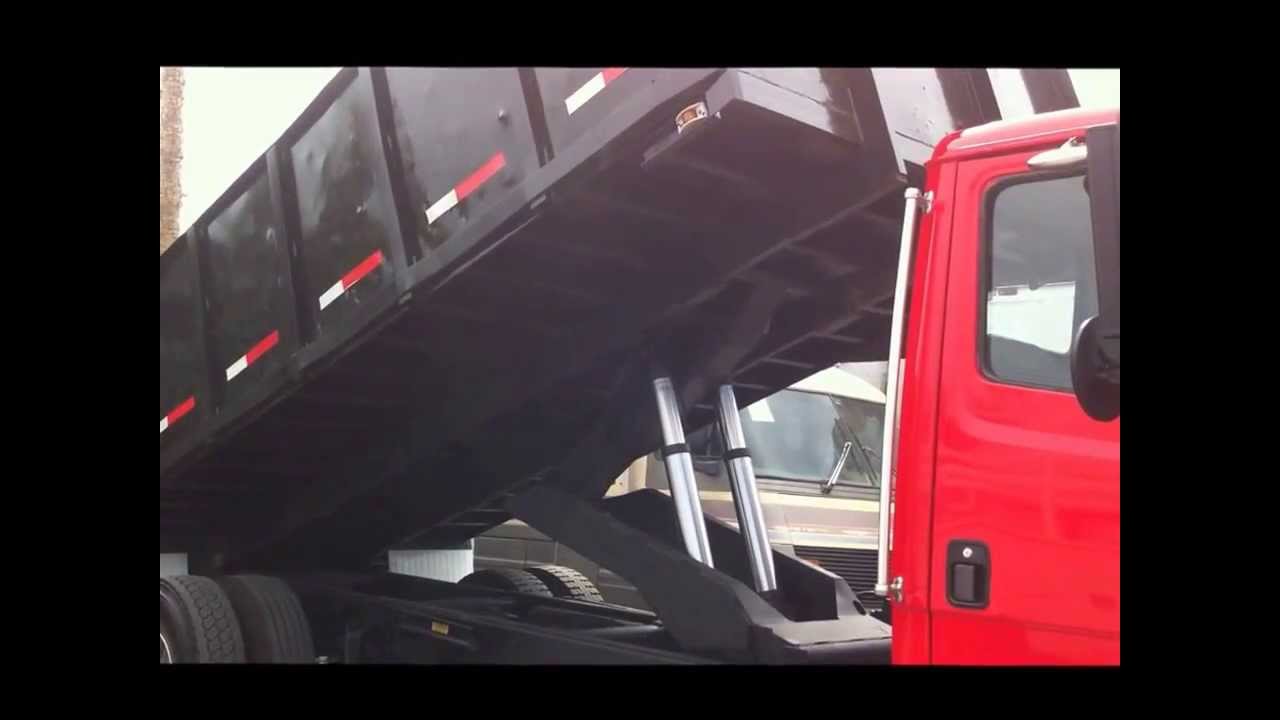 2000 FREIGHTLINER PLATAFORMA DE 18 PIES CON HIDRAULICO DE VOLTEO.