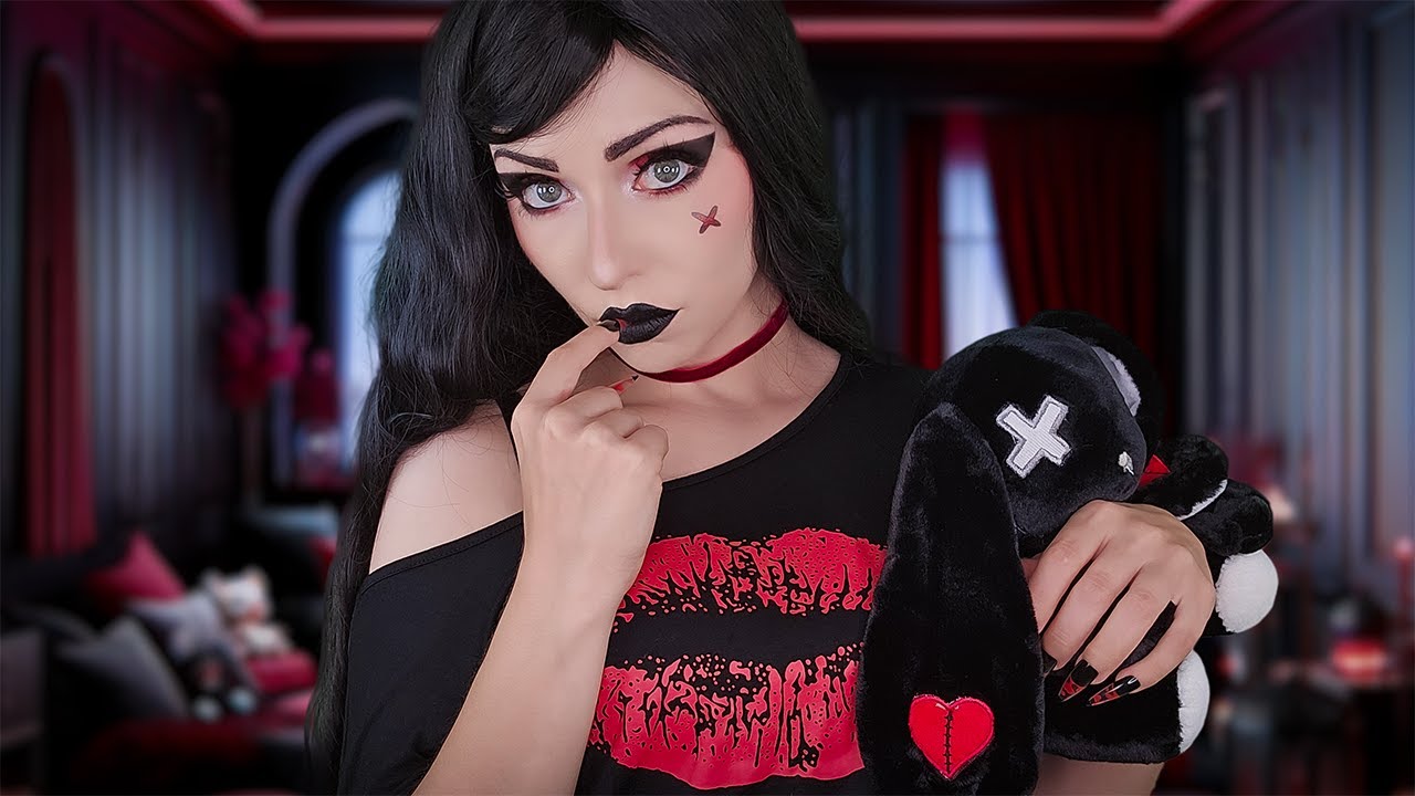 Застенчивая готическая девушка обнимает и целует вас 🖤 Личное внимание ASMR