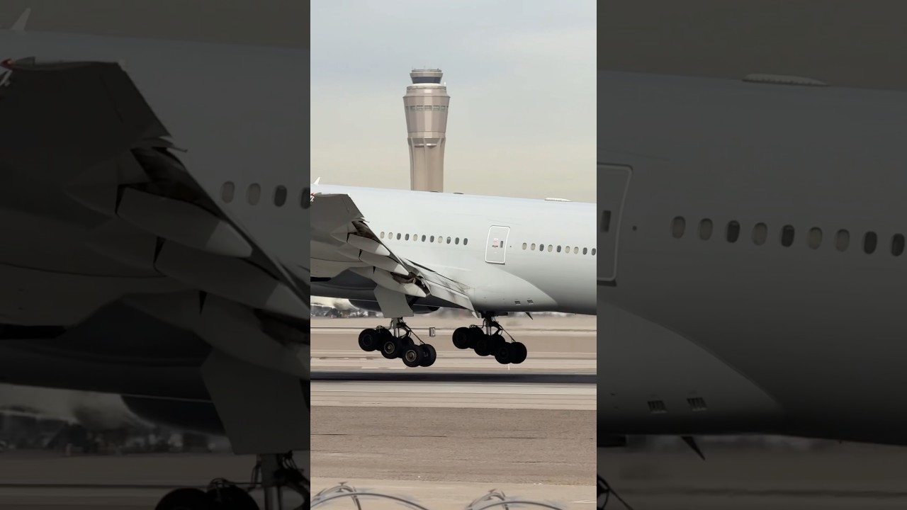 American 777 Heavy (B772) arrives at Las Vegas (LAS) on runway 26L | N759AN | #planespotting #KLAS