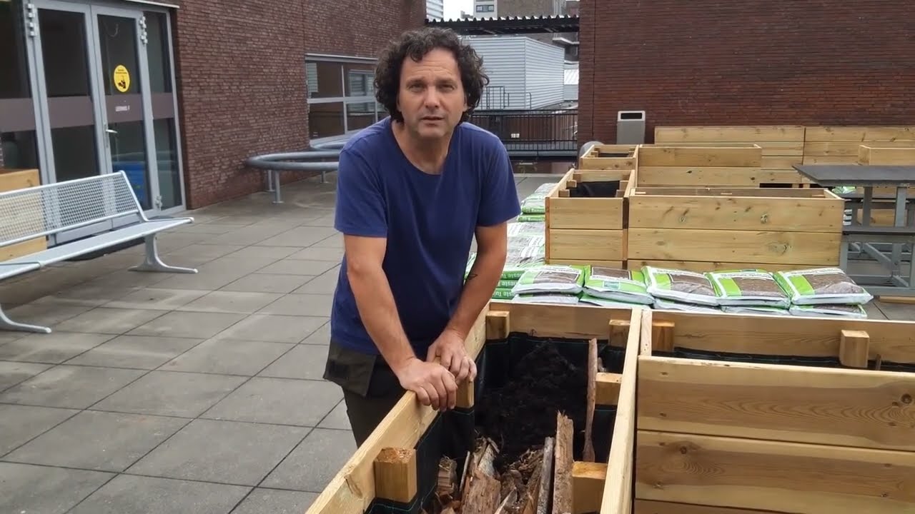 School Rooftop with Permaculture & Hugelboxes. (Groene Schooldakterras met Permacultuur en Hugelbed)