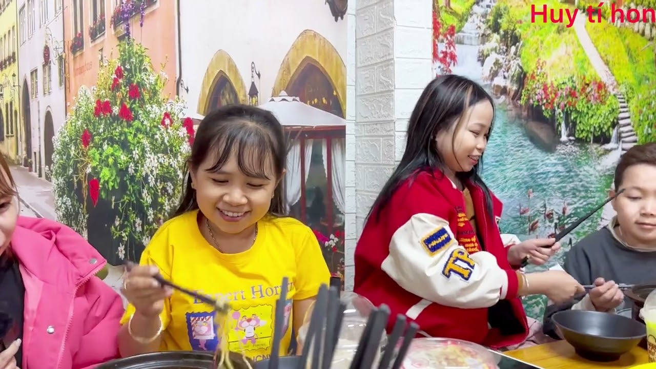 Huy và cùng các anh chị trong CLB cùng đi ăn ￼Mì Cay được anh chị chủ quán dễ thương không lấy tiền