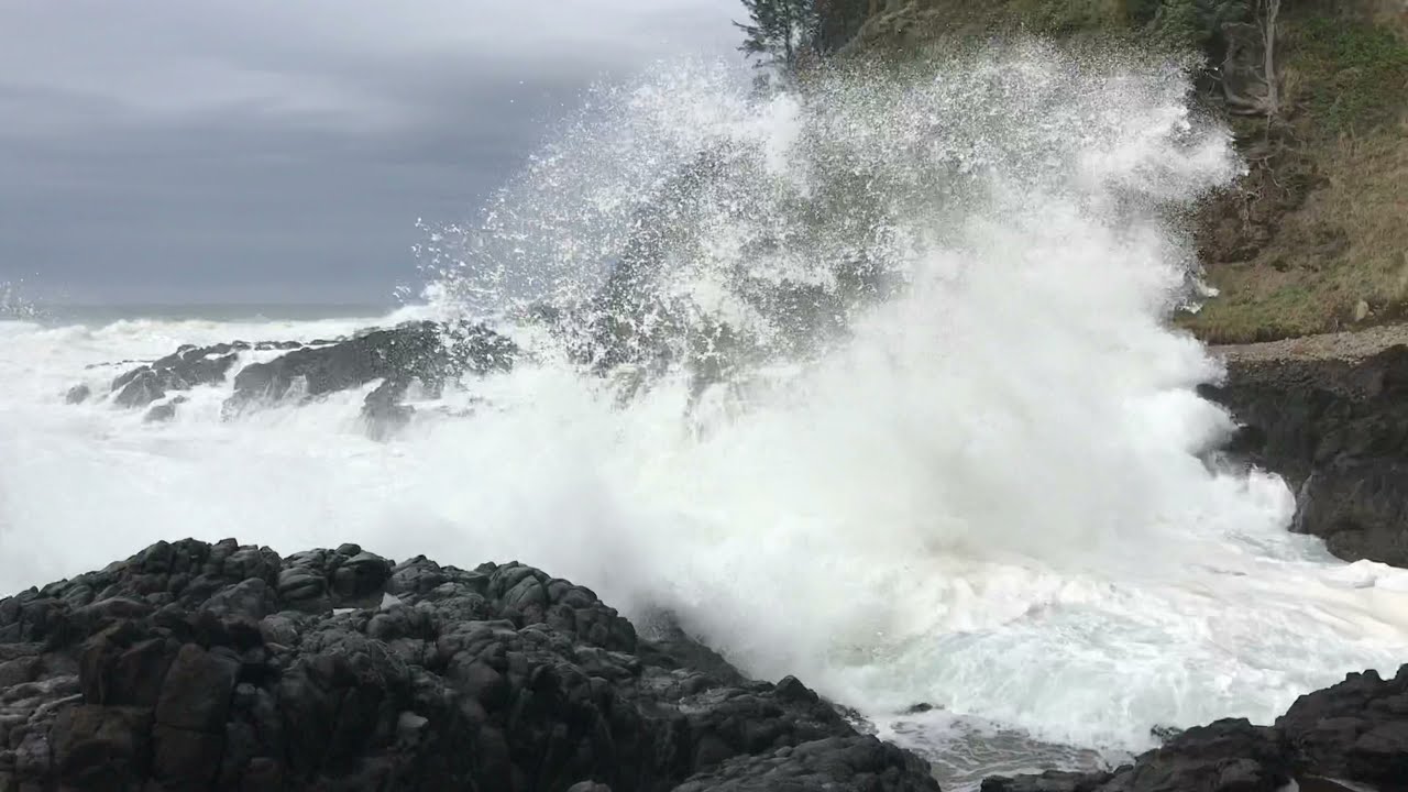 Huge Waves At The Devil&rsquo;s Churn On Oregon Coast