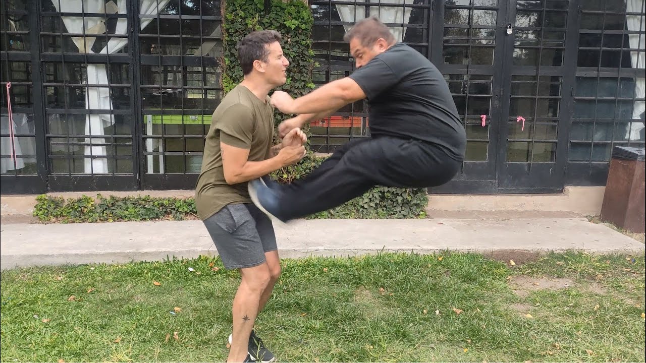 Duro entrenamiento de piernas para la defensa y el ataque de Gaspar Zarate a Javico.