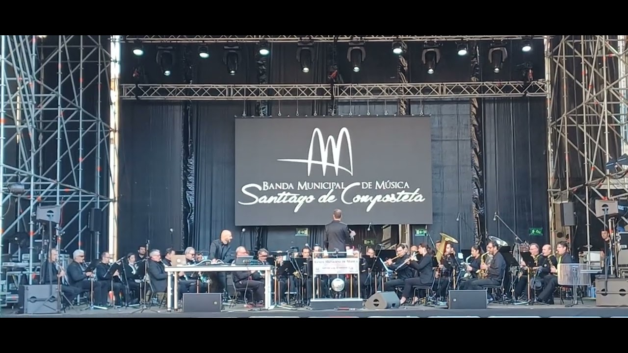 Pere Vicalet en Compostela con la Banda de Música