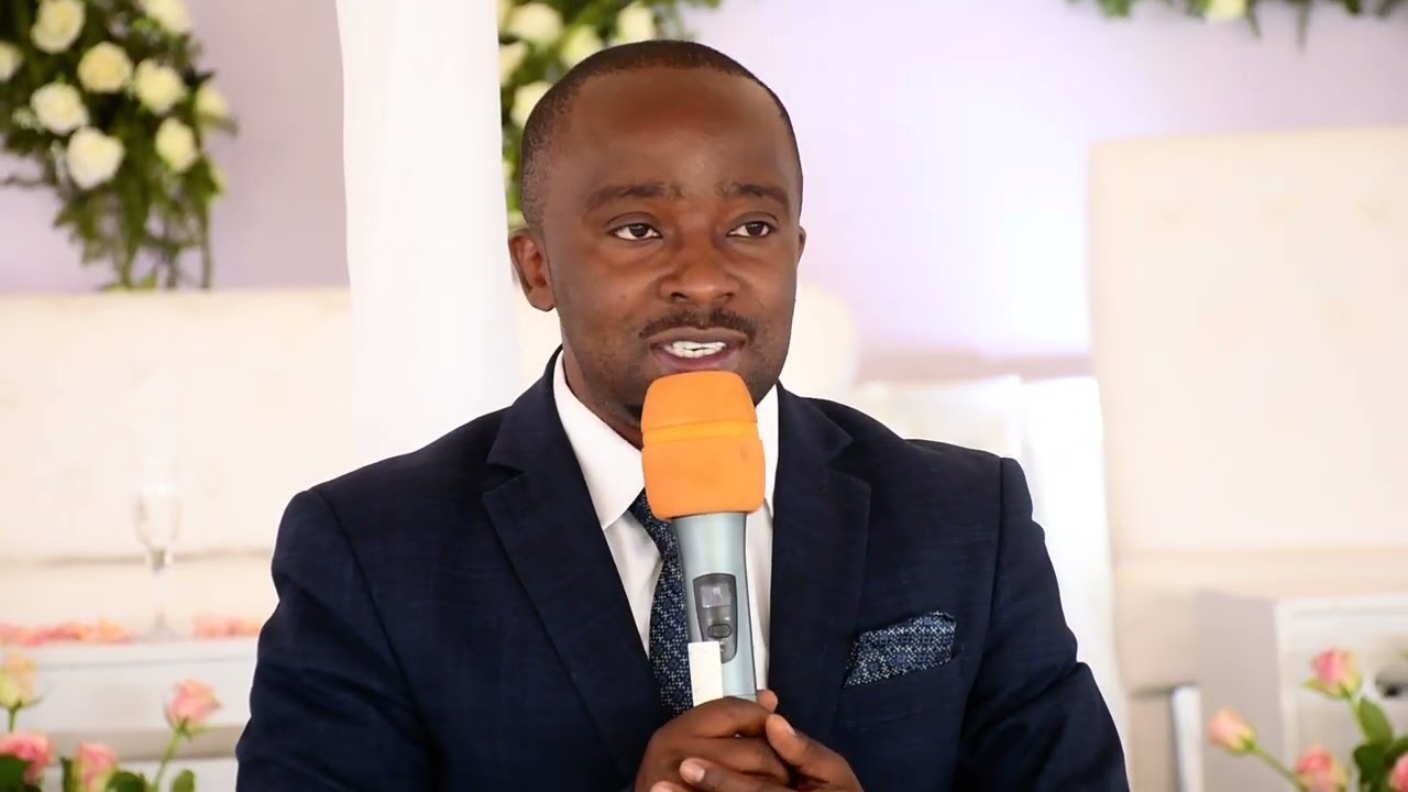 Mc Albert ayobora ubukwe neza bikanyura bose,ari mubambere babikora neza abageni bakanyurwa
