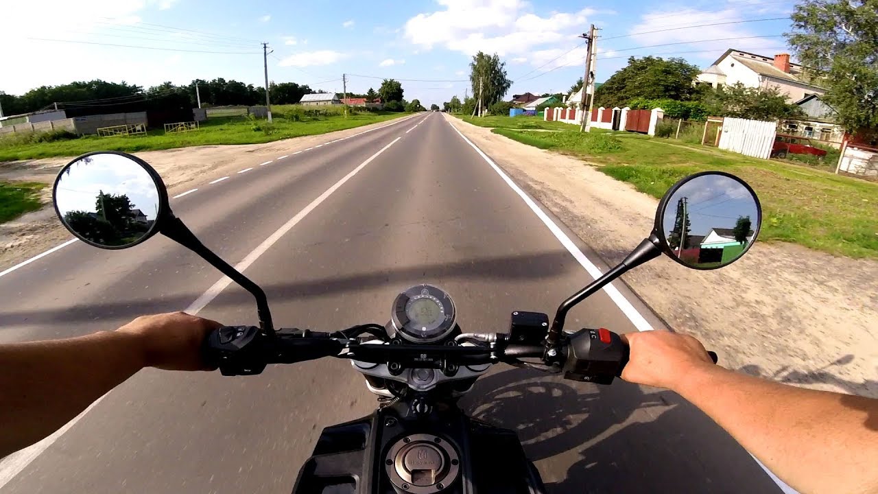 За рулем Husqvarna Svartpilen 401 