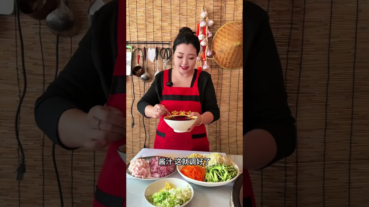 老北京炸酱面还是自己在家做的香，大颗肉丁裹满了面条   ，配上豪华菜码 酱香浓郁 大口嗦面真的太香了！#我的乡村生活 #农村美食 #炸酱面 #抖音美食推荐官 #原创视频