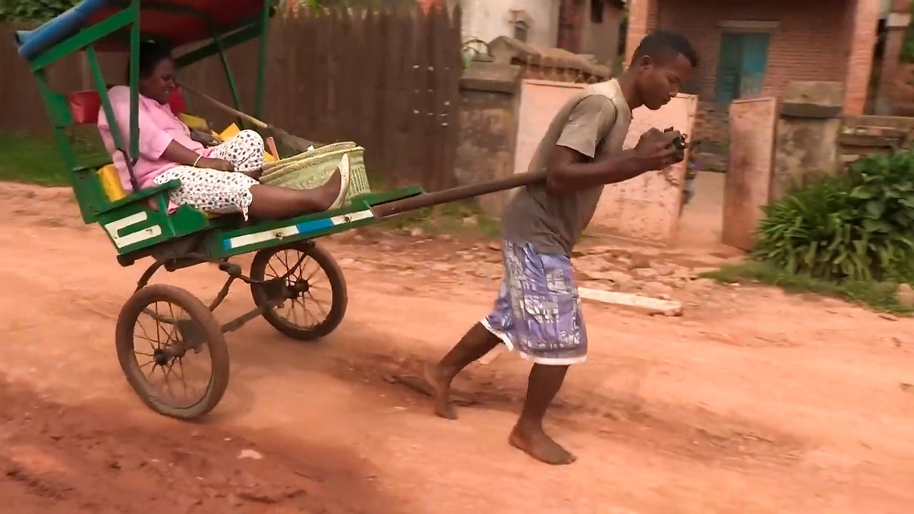 Il est tireur de pousse-pousse à Madagascar