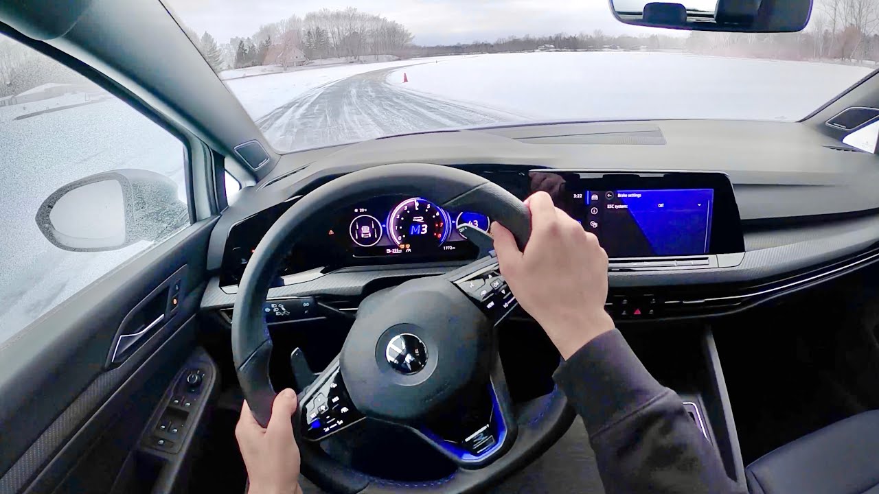Volkswagen Golf R (DSG) 2022 года &mdash; это взрыв в снегу.