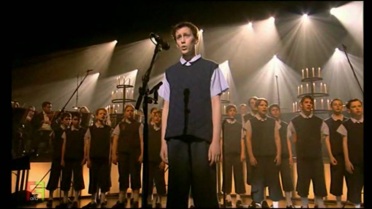 8. Les Choristes - ''Pueri Concinite''. ( En Concert ).