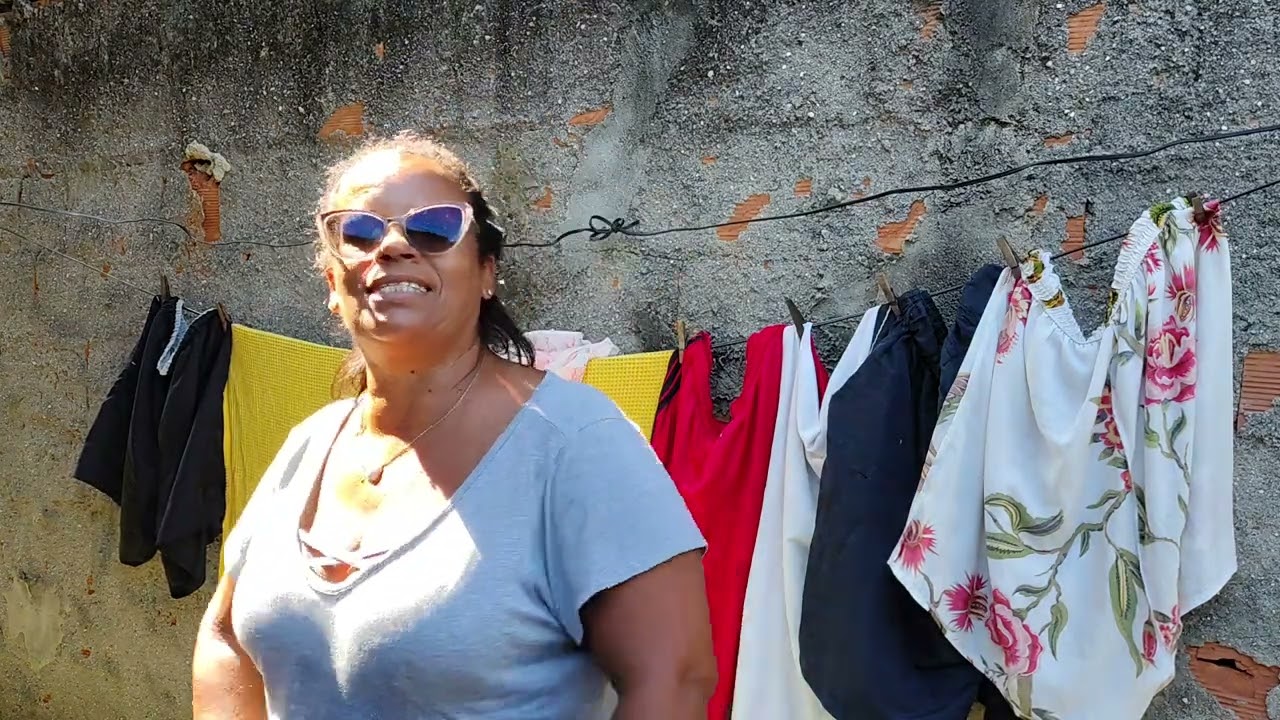Na hora de colocar a roupa na corda  sai correndo...