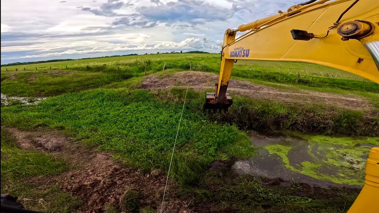 Escavadeira na limpeza do valetão ✅