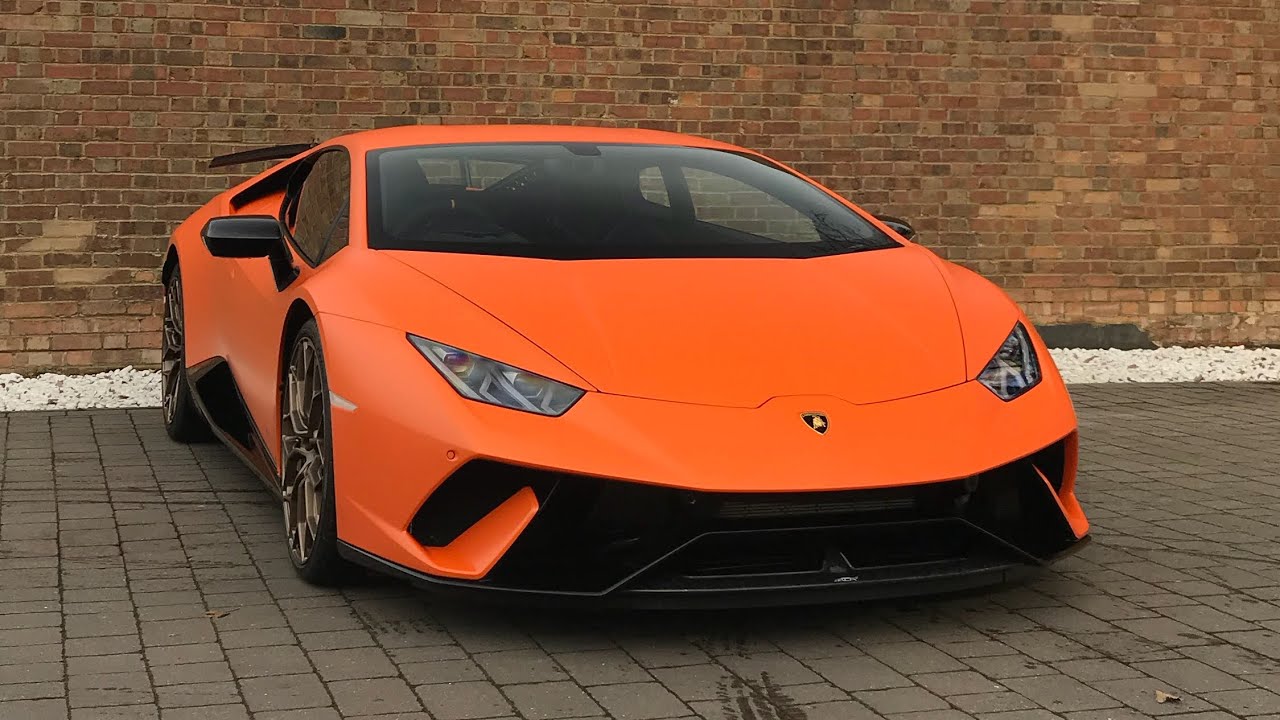 Very loud Lamborghini Huracan Performante, loud revving.