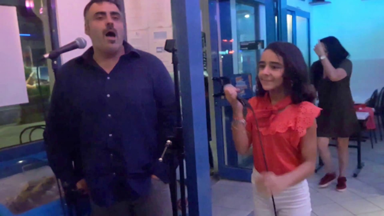 Karaok&eacute; pour les f&ecirc;tes &agrave;  Bayonne In&egrave;s Chouki en duo avec un chanteur T&eacute;nor