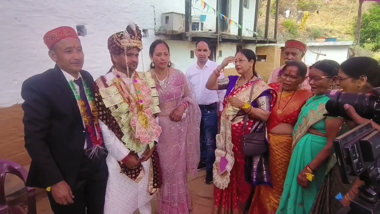 भतीजे की शादी  में पहाड़ी बैंड बाजा