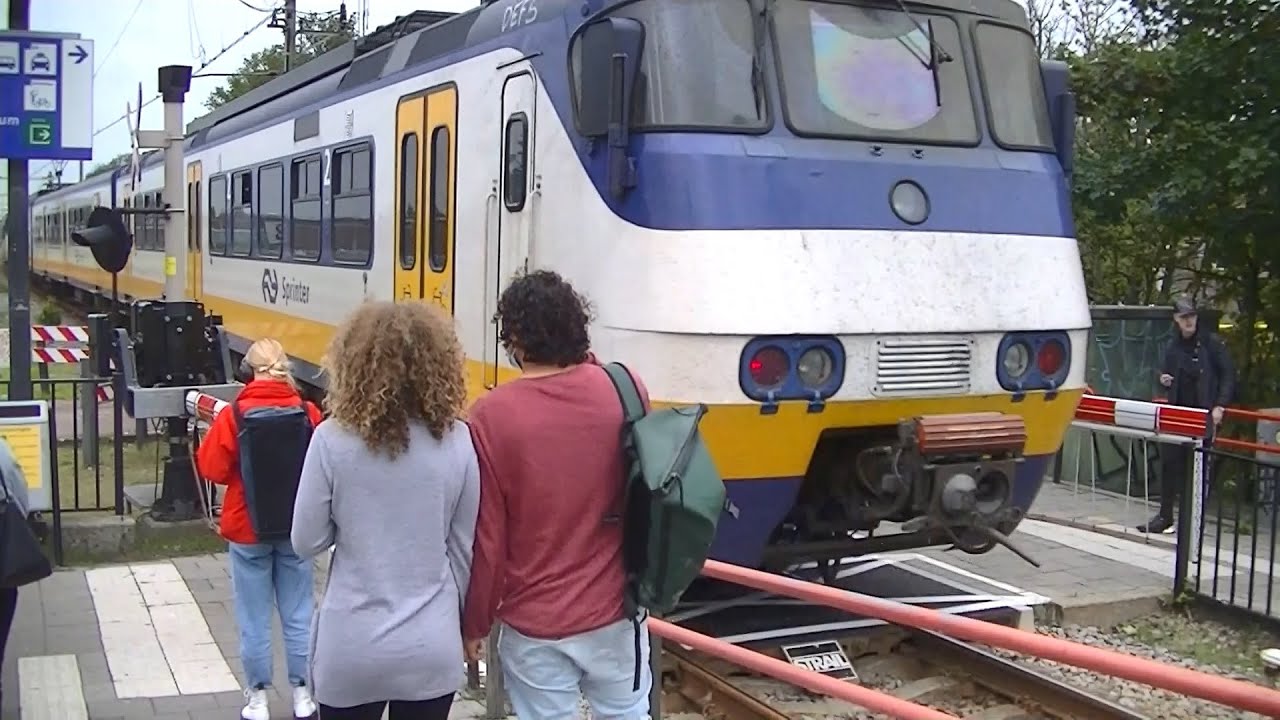 Spoorwegovergang Heerhugowaard // Dutch railroad crossing
