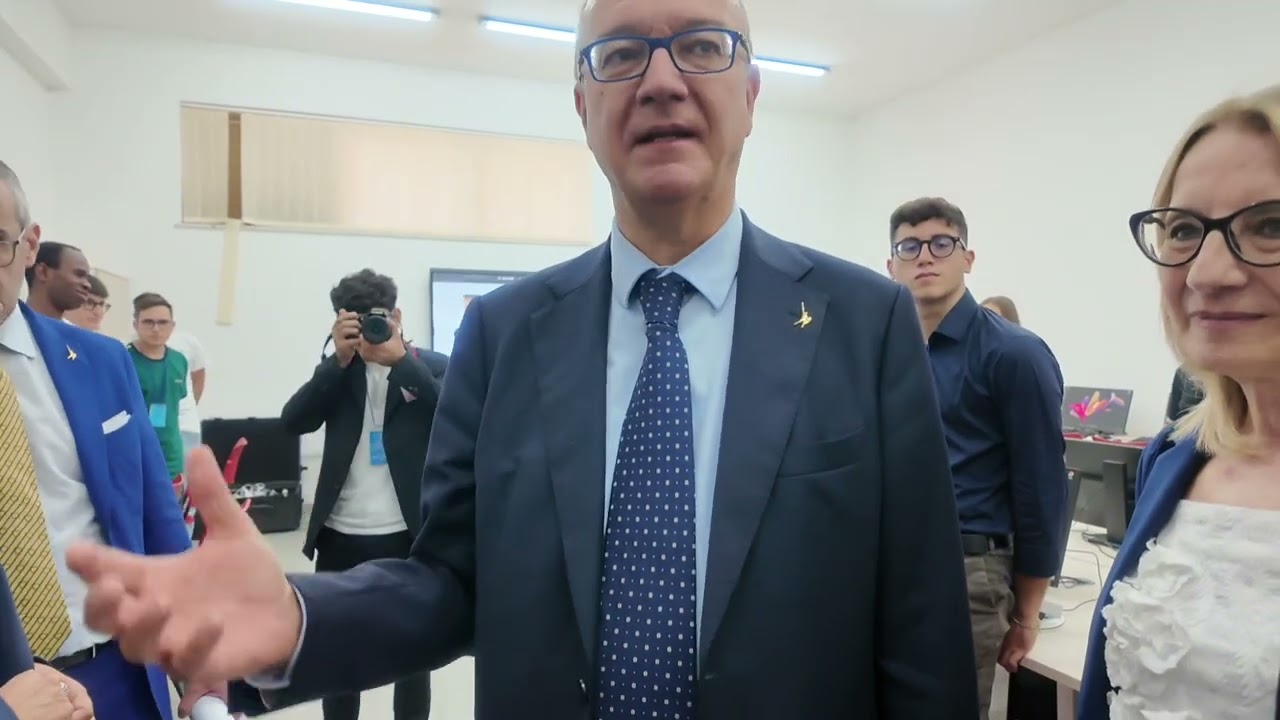 Il ministro Valditara in due scuole di Reggio: "la Calabria vuole crescere"