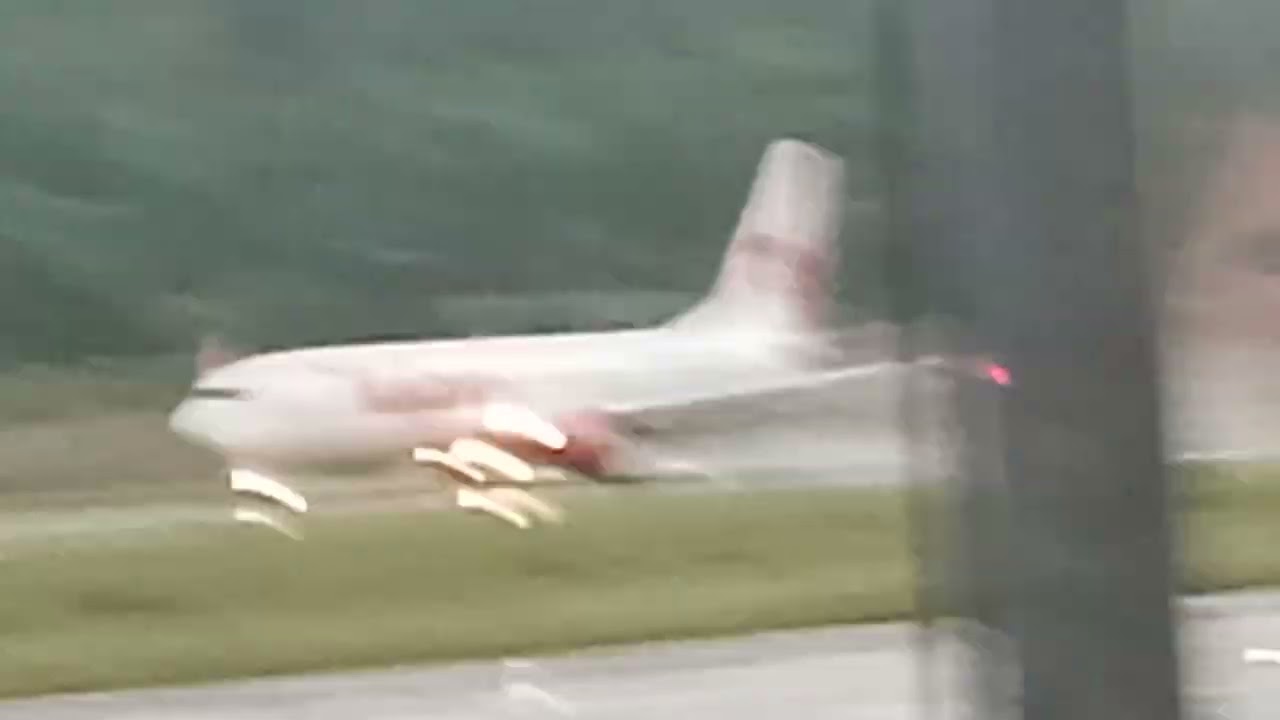 Thai Lion Air Boeing 737-9GP(ER) HS-LVL SL760 DMK-HKT Landing ที่ 8/5 Runway Cafe มาสักหน่อยสิ