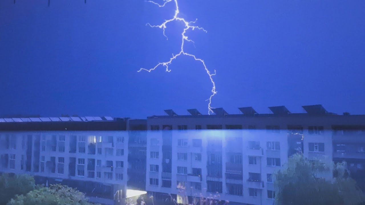 Starkes Gewitter mit sch&ouml;nen Blitzen &uuml;ber Hamburg Bergedorf (10.07.23)