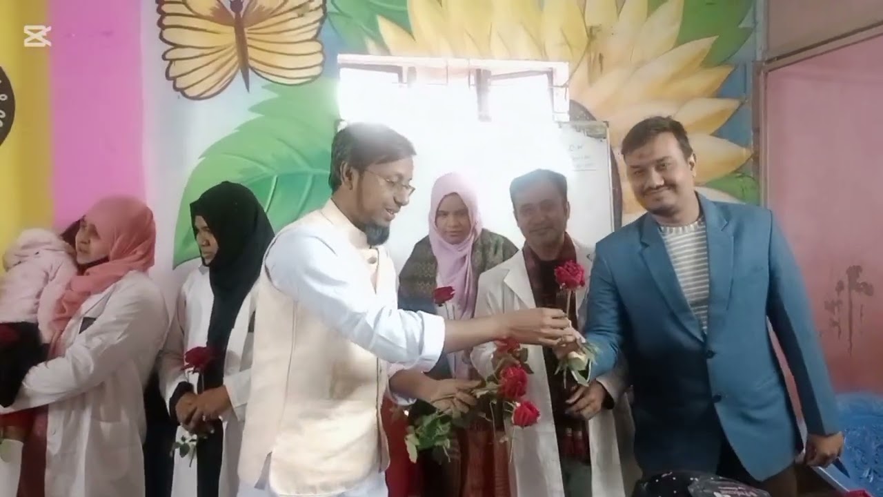 ছাত্র ছাত্রীদের ফুল দিয়ে বরণ করে নেওয়ার মুহূর্ত। 