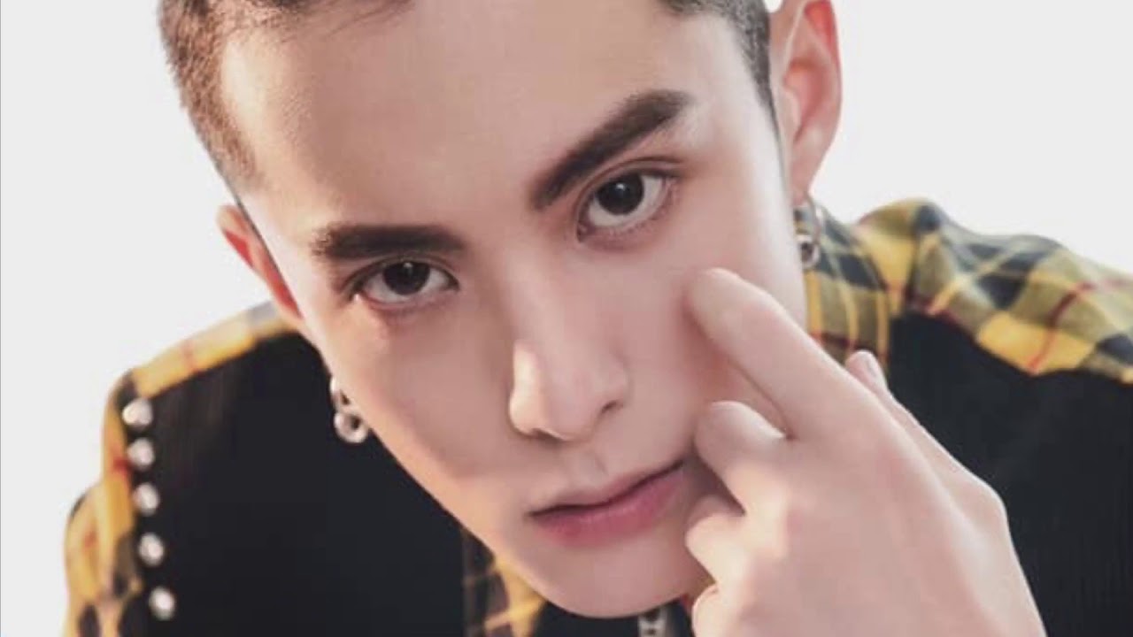 Dylan Wang talking to the moon
