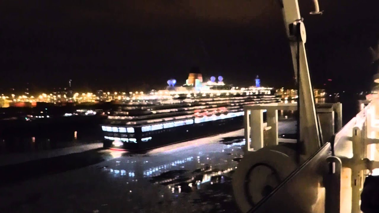 Battle of the Ship horns : Cunard Queen Victoria Vs Queen Elizabeth. Hamburg 08/01/2016