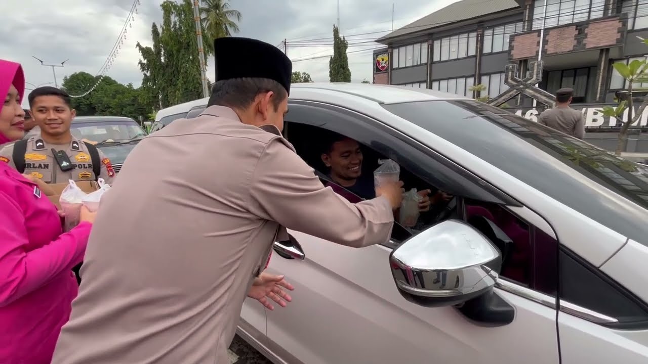 Kapolres Bima Kota Bersama PJU dan Bhayangkari Bagikan Ratusan Takjil Kepada Masyarakat