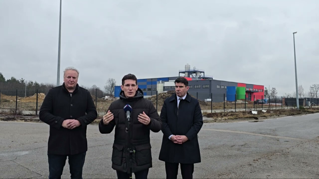 Zvonimir Troskot na konferenciji za medije ispred tvornice litija u Gospiću