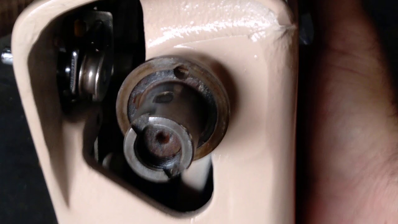 Como trocar borracha do enchedor da máquina de costura Singer 660 666 e 667