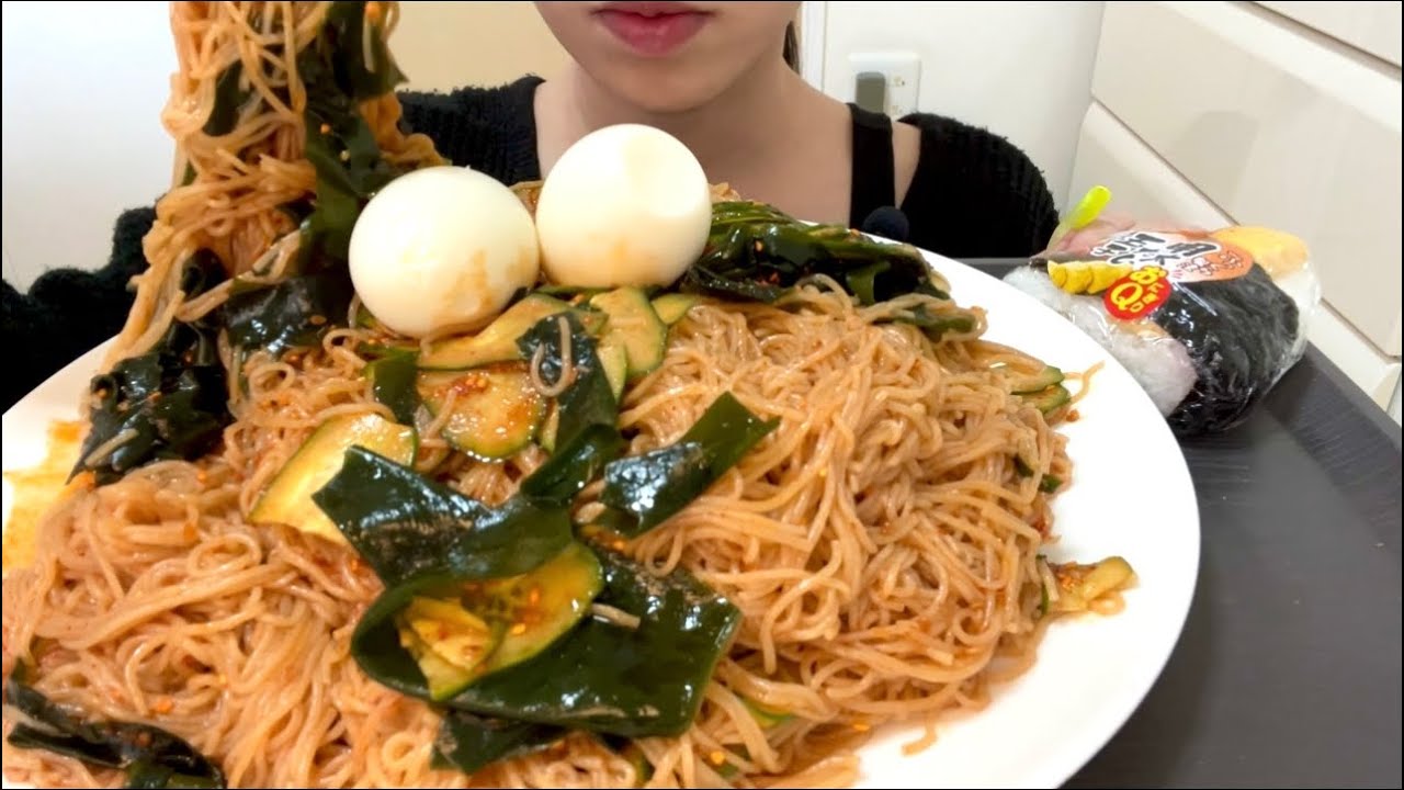【ASMR，咀嚼音】Bibim-Guksu and Rice Ball ！ビビン冷麺とおにぎり！