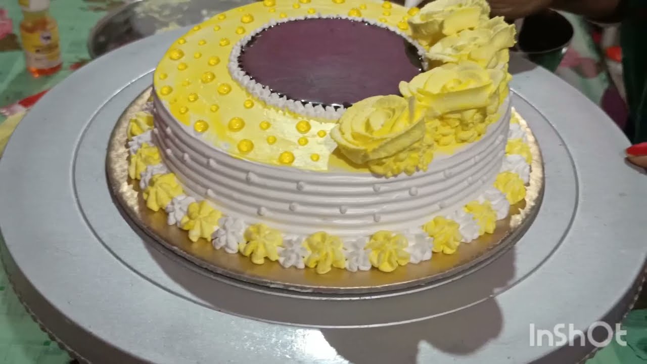 yellow gel cake||yellow forest cake||yellow cake decoration||birthday cake