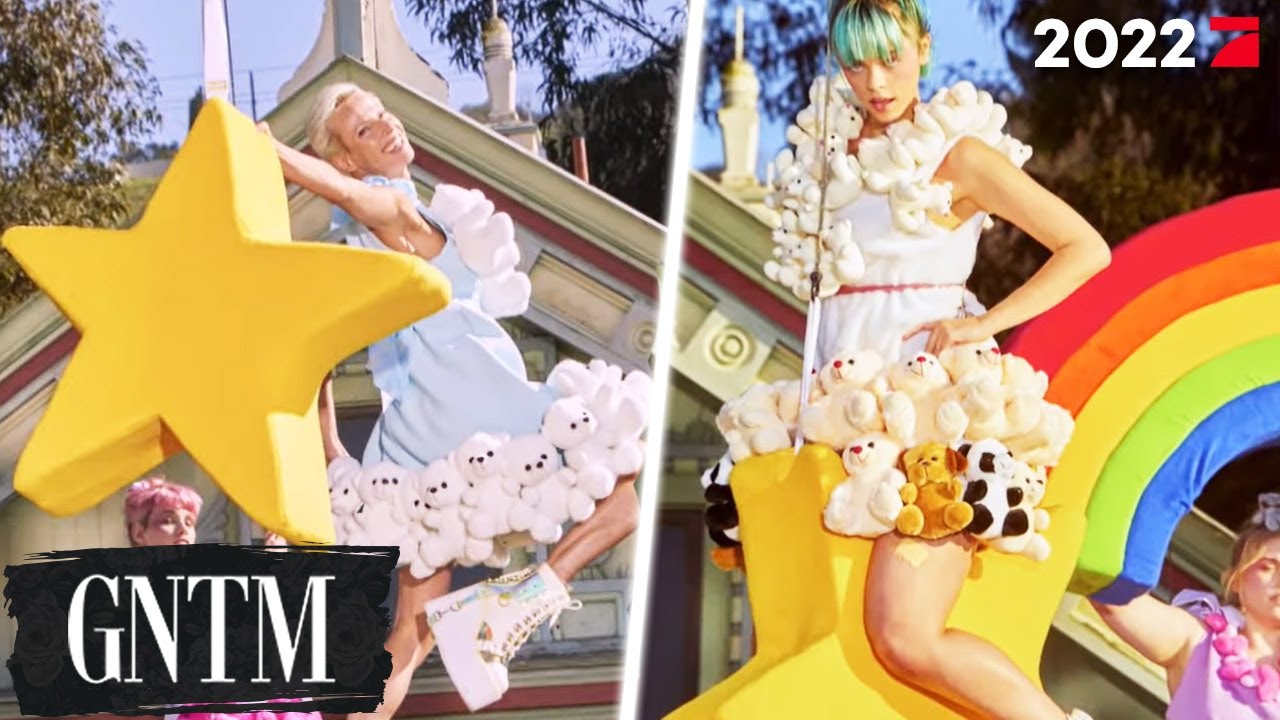 Extreme Outfits & extreme Posen - wer sticht beim Gruppenshooting heraus? | GNTM 2022 ProSieben