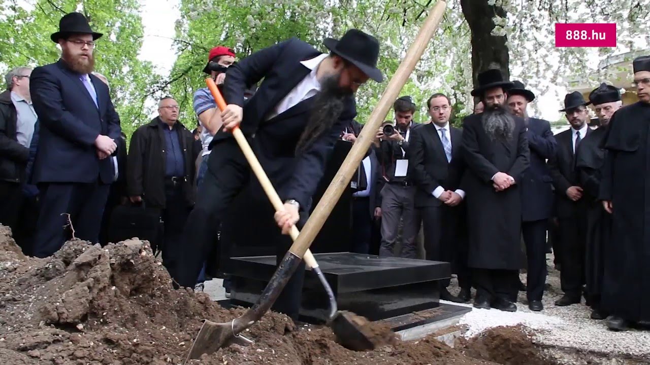 A Dun&aacute;ba lőtt zsid&oacute; &aacute;ldozatok temet&eacute;se