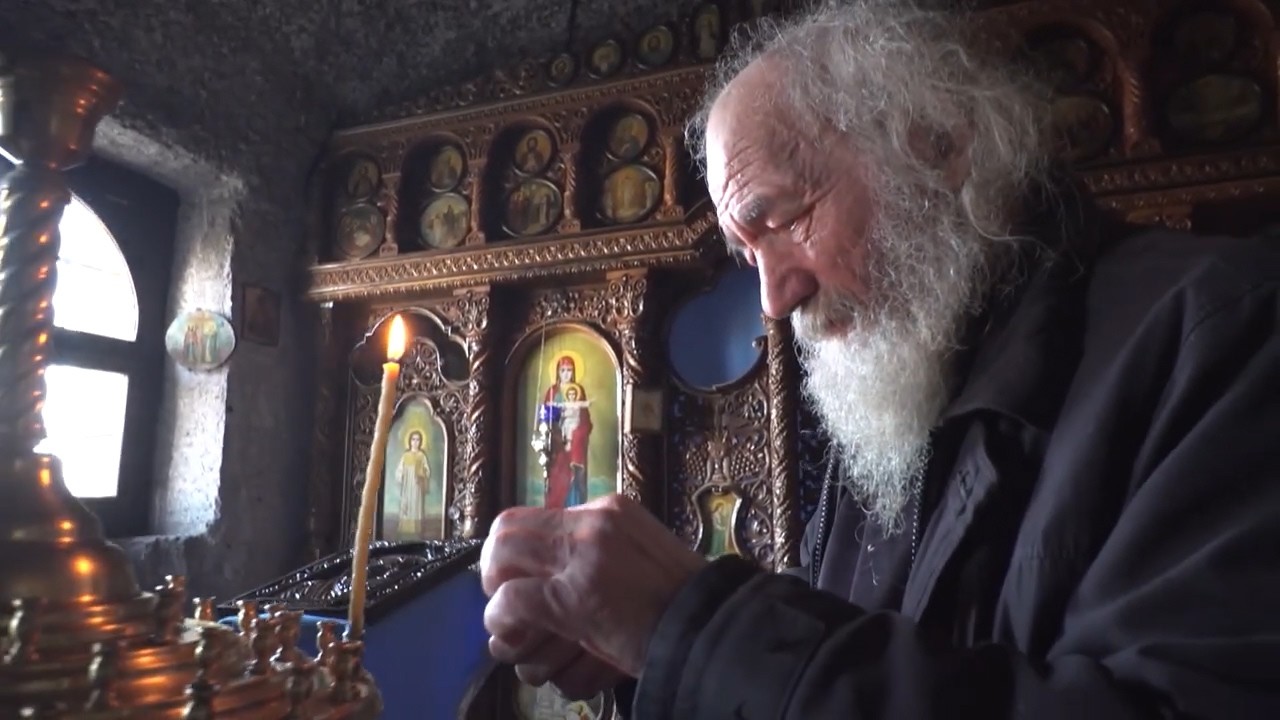 „Пустинникът от Молдовските планини“ Като млад е пътувал много по света– сега светът идва при него☦︎