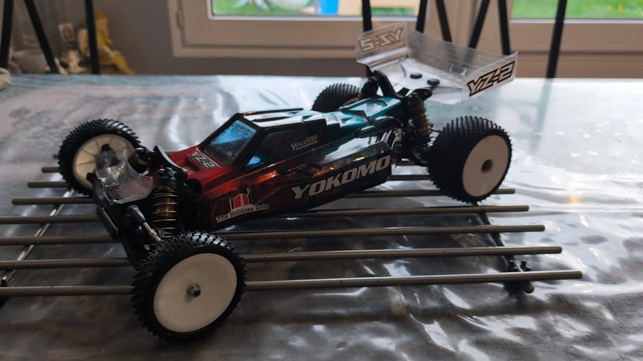 On s'éclate avec la yokomo 2wd 2s au club de Vassy avec des vieux pneus moquette 