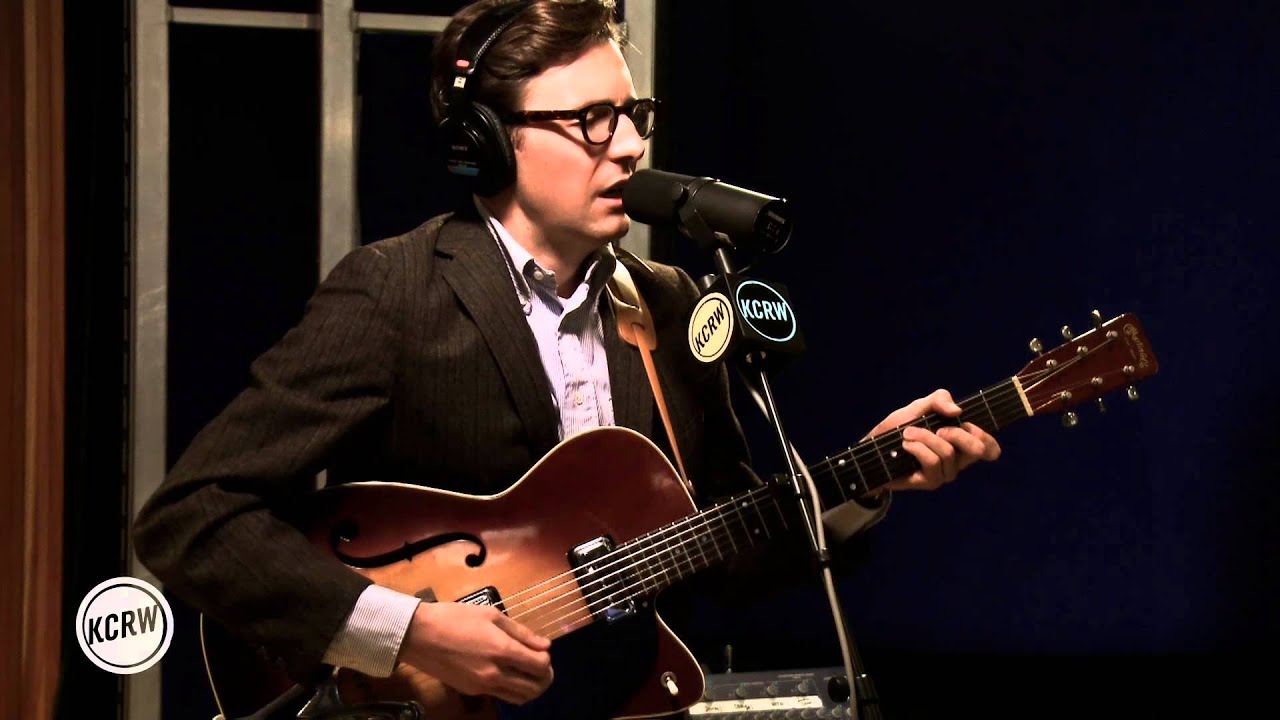 Nick Waterhouse performing 